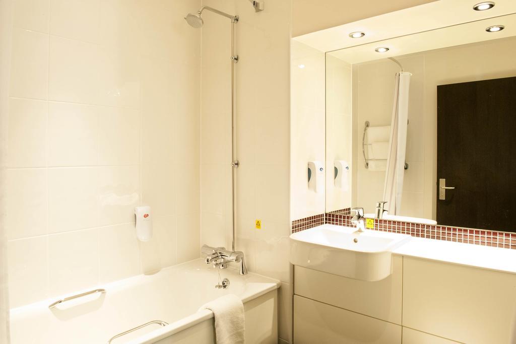 Premier Inn Manchester - Престуич Екстериор снимка